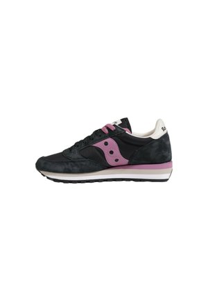 Sneaker nera con un accento rosa di lato, materiali in suede e mesh, suola intermedia bianca e suola esterna in gomma nera. Design classico con lacci.