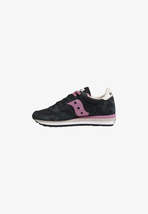 Sneaker nera con un accento rosa di lato, materiali in suede e mesh, suola intermedia bianca e suola esterna in gomma nera. Design classico con lacci.