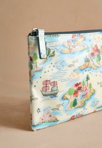Clutch con zip in tessuto azzurro chiaro con illustrazioni di isole e navi. I materiali includono una tela testurizzata con hardware della cerniera metallico.
