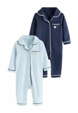 Zwei Baby-Strampler mit langen Ärmeln und Kragen, eines hellblau und eines marineblau, jeweils mit kontrastfarbiger Einfassung und kleinem Teddy auf der Brusttasche.