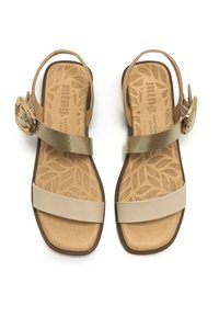 Sandali marroni e beige con soletta in pelle testurizzata, fasce larghe e una fibbia metallica dorata. Design a suola piatta con motivo a foglie.
