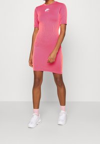 Nike Sportswear Fodralklänning - pink