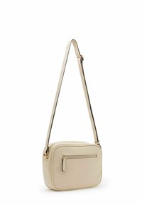 Borsa a tracolla beige in pelle con tracolla regolabile, forma rettangolare, tasca frontale con zip, finitura testurizzata e dettagli in hardware dorato.