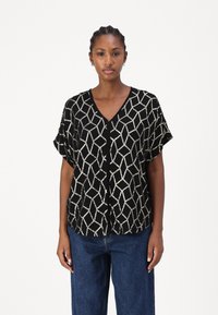 Svart blus med silverfärgad geometrisk mönstring, V-ringning, korta ärmar, lättviktig kvalitet, avslappnad passform och subtil textur.