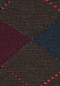 Textile tricoté présentant un motif en losanges dans des teintes de brun foncé, bordeaux et bleu marine, rehaussé de coutures orange contrastantes.