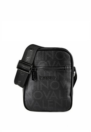 Piccola borsa a tracolla in pelle nera con logo Valentino impresso a rilievo, tasca frontale con zip e tracolla regolabile in tessuto con logo.