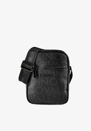 Bolso cruzado pequeño de cuero negro con logo Valentino en relieve, bolsillo frontal con cremallera y correa de tela ajustable con logo.