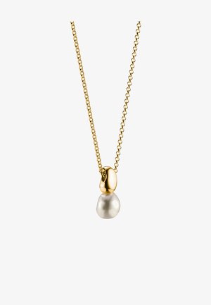 Goldkette mit einem tropfenförmigen Goldanhänger, an dem eine einzelne weiße Barockperle hängt, vor weißem Hintergrund.