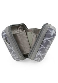 Funda dura gris con patrón geométrico, interior de tela gris, cierre con cremallera y compartimentos para organización. Exterior texturizado.