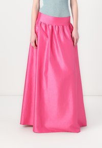 Gonna maxi in satin rosa con vita arricciata, tessuto fluido e superficie liscia. Nessun motivo visibile o dettagli metallici.