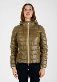 Giacca puffer verde oliva con design trapuntato, cappuccio e chiusura a zip frontale con un'accentuazione blu e gialla. Finitura elegante, materiale leggero.