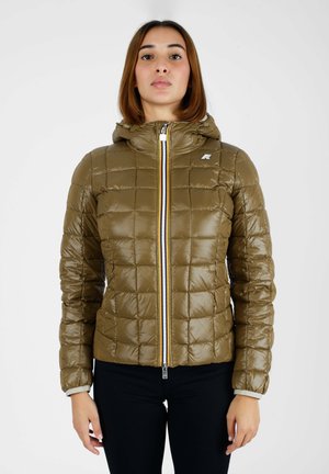 Giacca puffer verde oliva con design trapuntato, cappuccio e chiusura a zip frontale con un'accentuazione blu e gialla. Finitura elegante, materiale leggero.