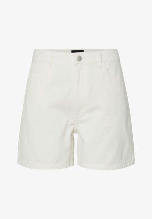 Hvite denimshorts med knappelukking foran, beltehemper og sidelommer, vist mot en ensfarget hvit bakgrunn.