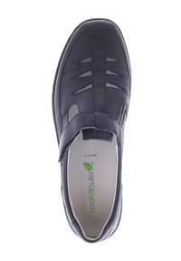 Donker marineblauwe leren schoen met een ronde neus, meerdere uitsparingen voor ventilatie, een verstelbare riem en een gestructureerde bovenkant. De binnenzool is wit.