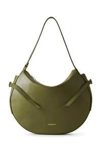 Grüne Leder Schultertasche in Halbmondform, mit zwei dekorativen Riemen, goldfarbenen Beschlägen und einem dezenten Logo am Boden.