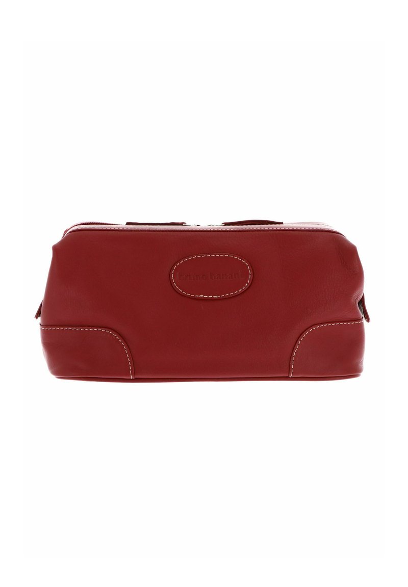 Trousse de toilette en cuir rouge de forme rectangulaire, avec fermeture éclair et détails de couture blanche. Logo de la marque embossé à l'avant.