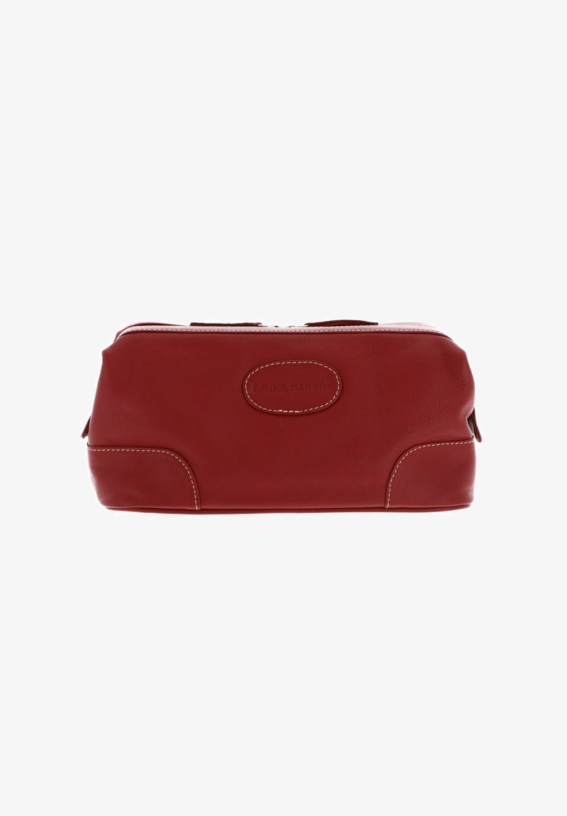 Trousse de toilette en cuir rouge de forme rectangulaire, avec fermeture éclair et détails de couture blanche. Logo de la marque embossé à l'avant.