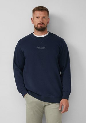 Marineblauwe sweatshirt van zachte stof, met een ronde hals, lange mouwen en een klein grijs logo op de borst gedrukt.