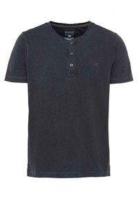 Mørkeblå kortærmet T-shirt lavet af blødt stof med Henley-udskæring, tre-knap placket og en diskret logoaccent på brystet.