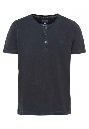 Granatowy T-shirt z krótkim rękawem wykonany z miękkiej tkaniny, z kołnierzykiem Henley, trzema guzikami i subtelnym akcentem logo na piersi.