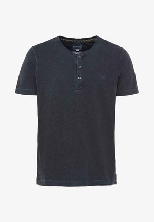 Dunkelblaues T-Shirt mit kurzen Ärmeln aus weichem Stoff, einem Henley-Ausschnitt, einer Knopfleiste mit drei Knöpfen und einem dezenten Logo-Akzent auf der Brust.
