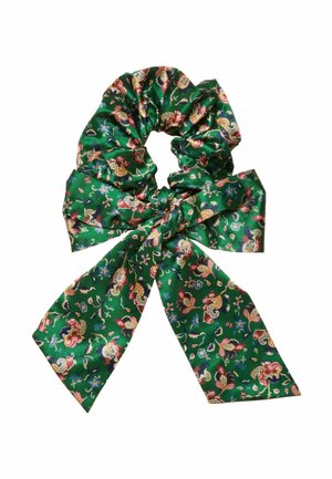 Grünes Stoff-Scrunchie mit floralem Muster, zu einer Schleife gebunden mit zwei langen, herabhängenden Enden auf weißem Hintergrund.