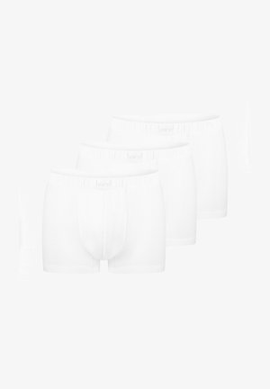 Tre par ensfarvede hvide herreboxershorts arrangeret i en trappet række på en hvid baggrund.