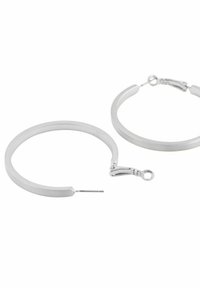 Silver hoopörhängen, cirkelformade, slät yta, med en låsning och stift för att säkra, designade för piercade öron.