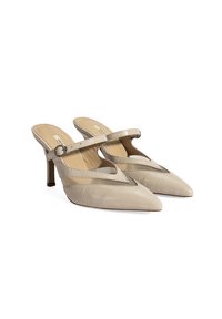 Beige Kunstleder Slingback-Absätze im Krokodil-Look mit spitzen Zehen, verstellbarem Knöchelriemen und strukturiertem Paneel. 7,5 cm Stiletto-Absatz.