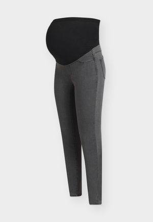 Jean de maternité avec jambes en denim gris et une large ceinture noire extensible conçue pour soutenir un ventre de femme enceinte.