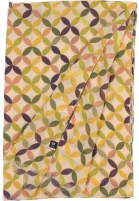 Sciarpa colorata con motivo a cerchi intrecciati in verde, giallo e viola su una base chiara, con bordi frangiati e un'etichetta con logo.