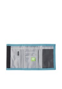 Billetera con un interior de tela gris claro, ribete en verde azulado y cierre de velcro negro. Incluye slots para tarjetas y una etiqueta de logo verde.