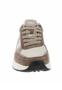 Sneaker in suede marrone e mesh con accenti beige, lacci testurizzati, punta tonda e suola in gomma nera. Logo sulla linguetta.