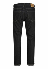 Jeans en denim foncé avec une coupe droite, des coutures jaunes et une étiquette de marque tan à l'arrière. Présente deux poches arrière avec des bords arrondis.
