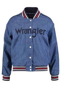 Džínová bomber bunda, modrá, s vyšívaným logem "Wrangler", bílými patentkami a žebrovanými manžetami s červenými a černými pruhy.