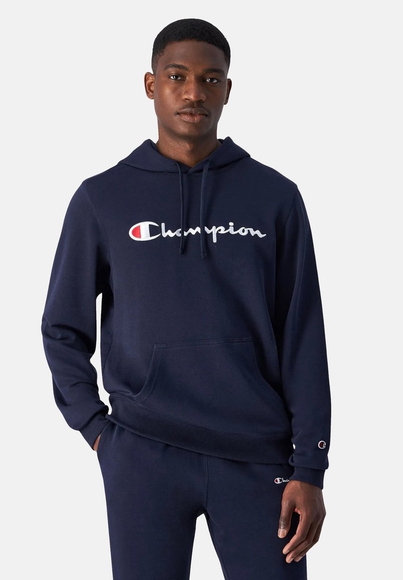 Marine hoodie gemaakt van zachte stof, met een voorzak en een wit logo met rode accenten. Lange mouwen met logo-accenten op de manchetten.