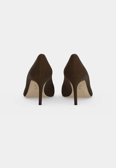 Paar braune Wildleder High-Heels mit spitzen Rückseiten und schlanken Stiletto-Absätzen auf schlichtem weißem Hintergrund.