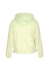 Giacca leggera di colore verde chiaro con cappuccio, dotata di maniche lunghe e vita arricciata. Realizzata in un materiale liscio e resistente all'acqua.
