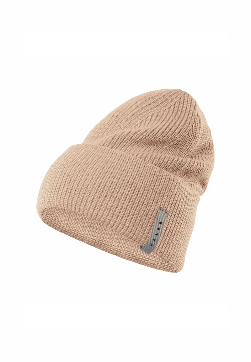 Berretto beige lavorato a maglia realizzato in materiale morbido con una texture a coste, dotato di un piccolo etichetta grigia con la scritta "FALKE" sul lato.