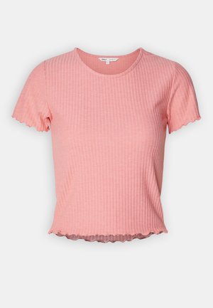 Camiseta de rayas de color rosa claro con mangas cortas con forma de ondas y cuello redondo. La tela parece suave y ligeramente extensible, con un diseño ajustado.