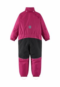 Combinaison de neige imperméable pour enfants en magenta et noir, avec des poignets élastiques et des sangles aux chevilles, vue de dos.