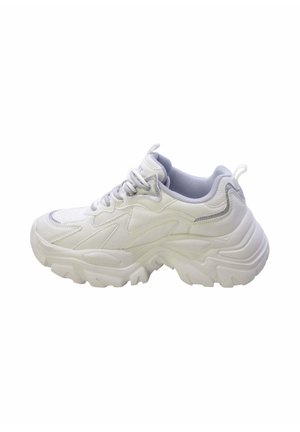 Sneaker chunky bianca con suola spessa, tomaia in mesh e pelle, chiusura con lacci e linguette su linguetta e tallone.