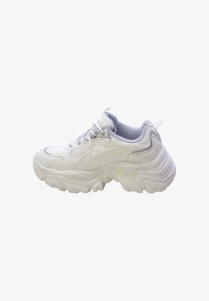 Sneaker chunky bianca con suola spessa, tomaia in mesh e pelle, chiusura con lacci e linguette su linguetta e tallone.