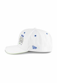 Casquette de baseball blanche avec des accents et des coutures bleues, arborant un logo et un texte gris. Comprend une visière inférieure verte et un emblème sur le côté.