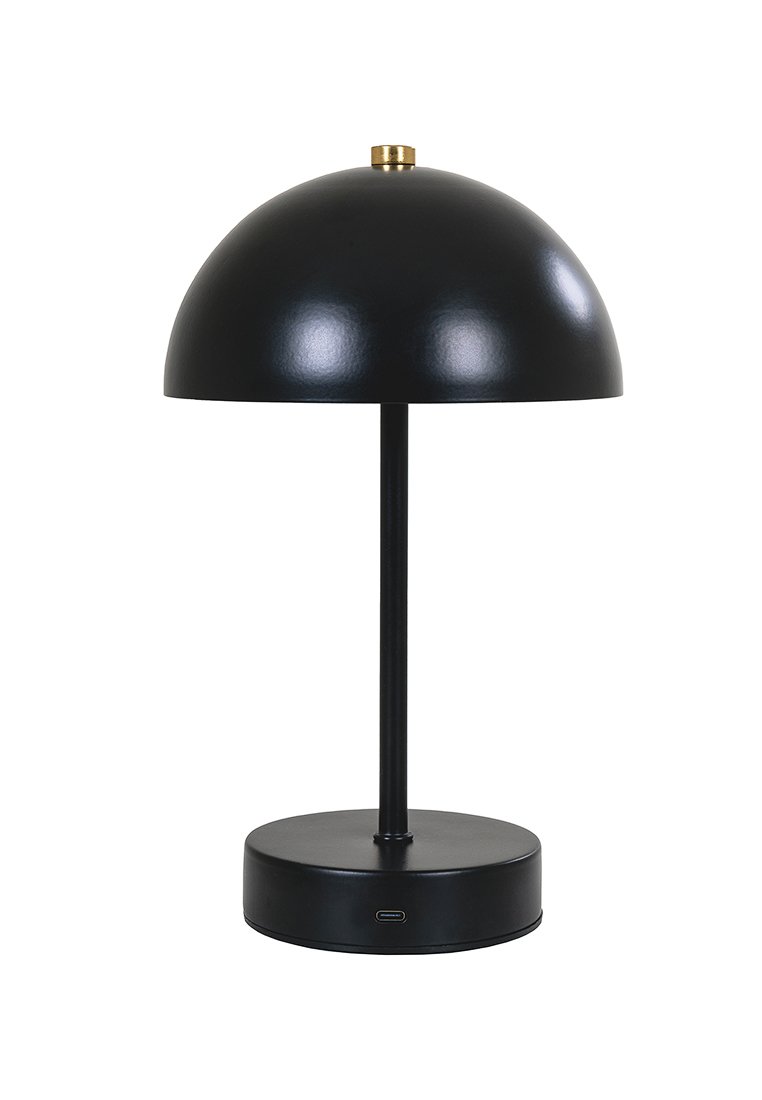 Lámpara de mesa de metal negro con pantalla en forma de cúpula, poste esbelto y base redonda; presenta un acento de latón y un puerto de carga USB.
