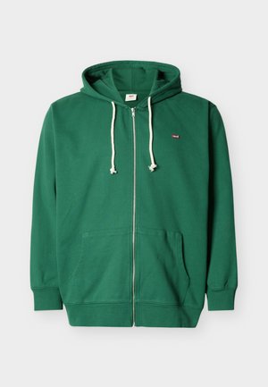 Sweat à capuche zippé vert avec cordons blancs, poches kangourou, poignets côtelés et une petite étiquette logo rouge sur la poitrine gauche.