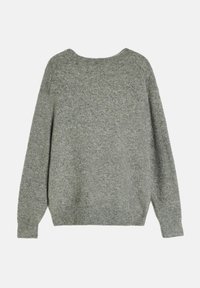 Szary, dziany sweter o luźnym kroju, szerokim dekolcie i długich rękawach. Materiał wydaje się miękki, z teksturowaną powierzchnią i ściągaczami przy rękawach.