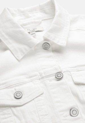 Witte spijkerjasje met metalen drukknopen en puntige kraag, met binnenin de kraag het label "Cellbes of Sweden" maat 38/40 zichtbaar.