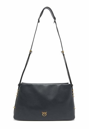 Bolso de hombro rectangular negro de cuero con correa ajustable y pequeño emblema dorado centrado en el frente.