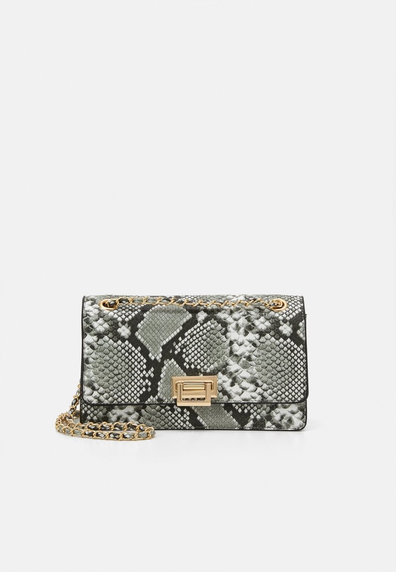 Konstrukční kabelka v zeleno-černém hadím vzoru z kůže, s pozlaceným řetízkem a obdélníkovým kovovým zapínáním na přední straně.